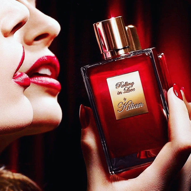 Kilian Rolling in Love EDP mang vẻ ngoài sang trọng và thanh lịch với sắc đỏ đậm nổi bật, gợi nhắc đến tình yêu nồng cháy và sự quyến rũ